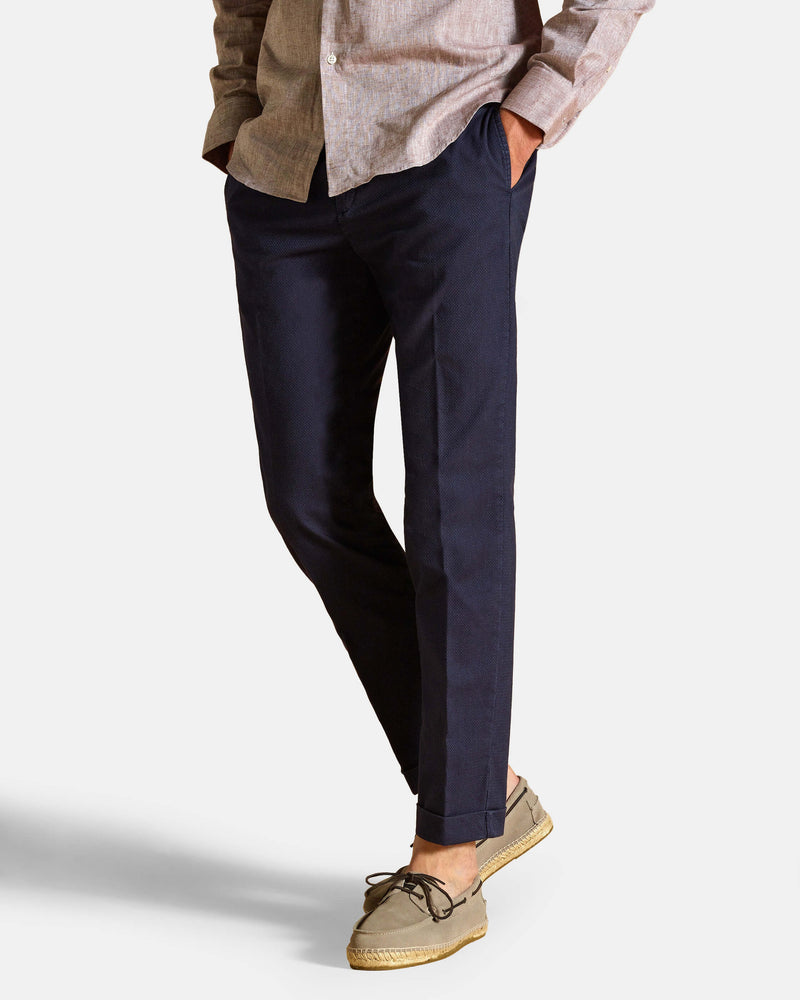 Pantalone chino con pince e risvolto in misto cotone medio blu regular fit