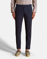 Pantalone chino con pince e risvolto in misto cotone medio blu regular fit