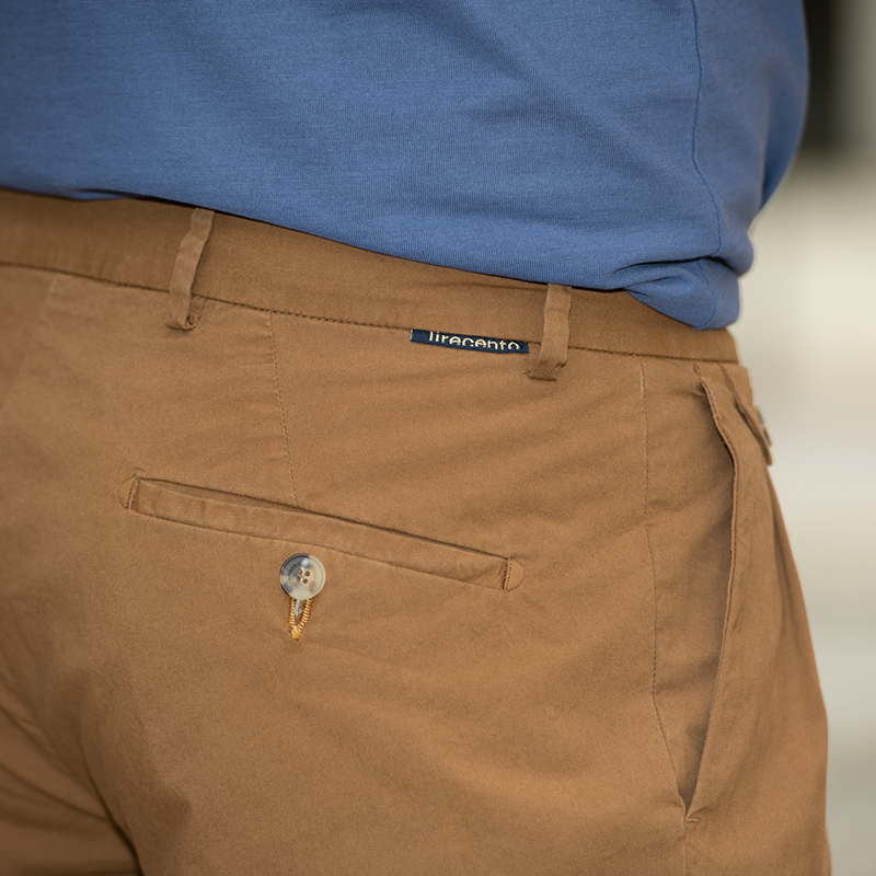 Pantalone chino con doppia pince in popeline di cotone leggero marrone terra di Siena slim fit