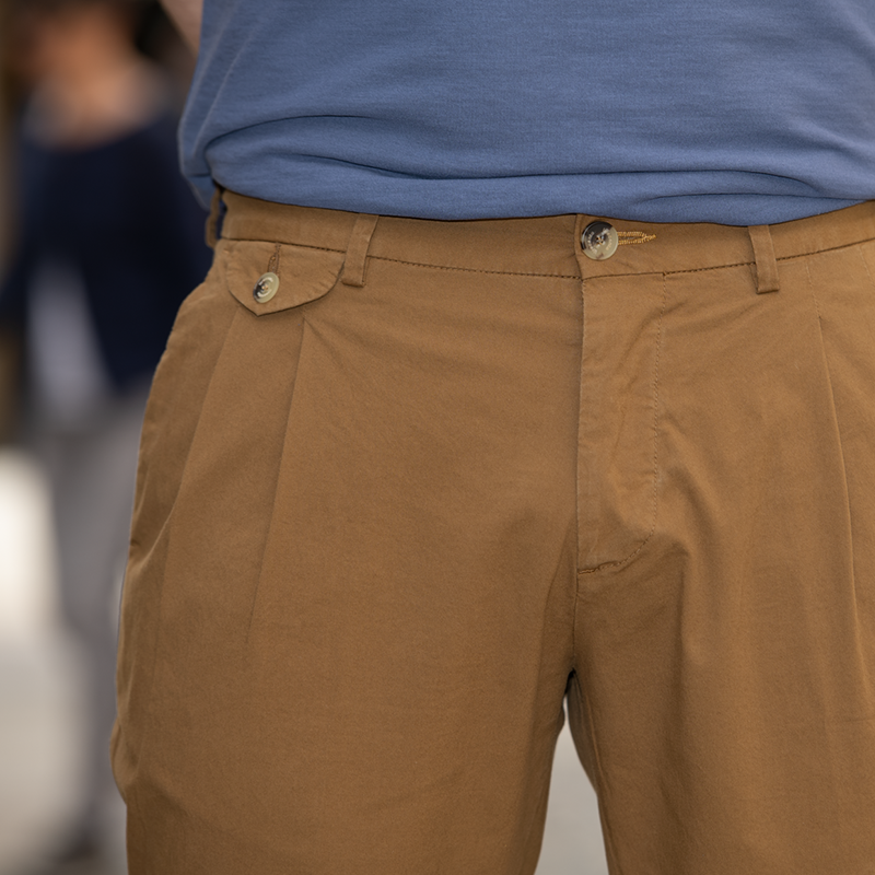 Pantalone chino con doppia pince in popeline di cotone leggero marrone terra di Siena slim fit