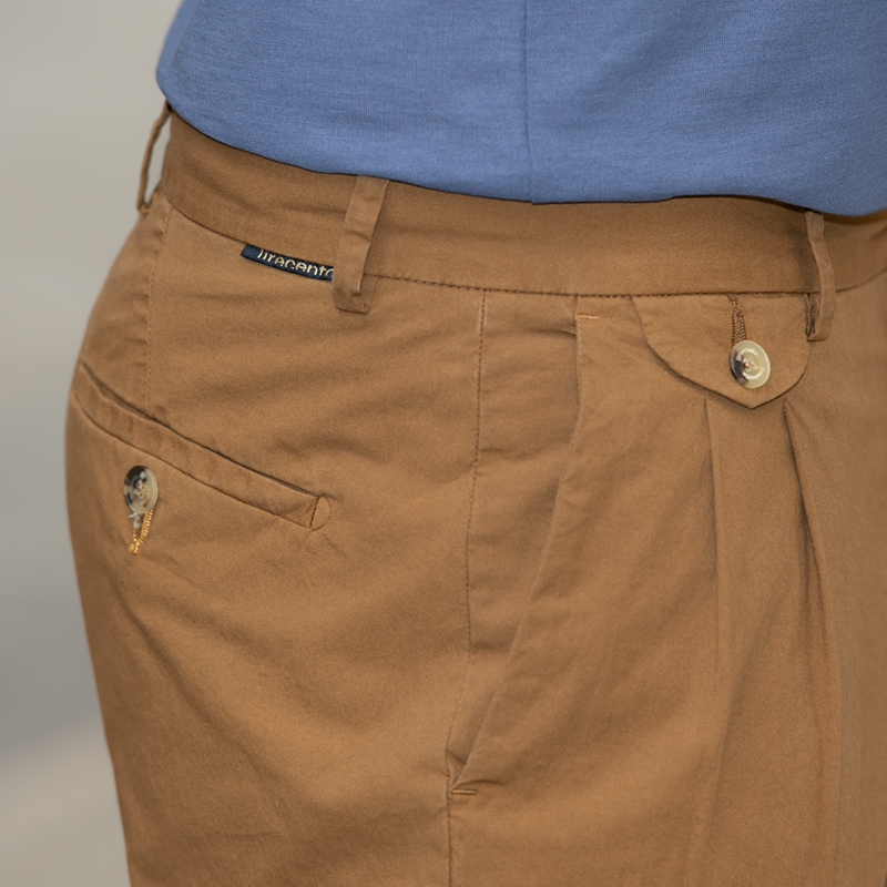 Pantalone chino con doppia pince in popeline di cotone leggero marrone terra di Siena slim fit