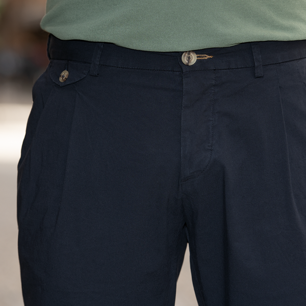Pantalone chino con doppia pince in popeline di cotone leggero blu cobalto slim fit