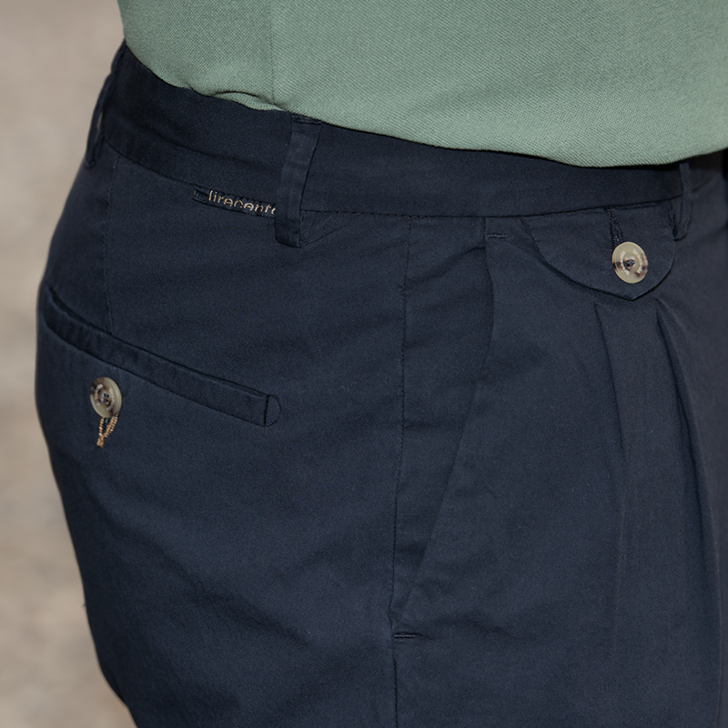 Pantalone chino con doppia pince in popeline di cotone leggero blu cobalto slim fit
