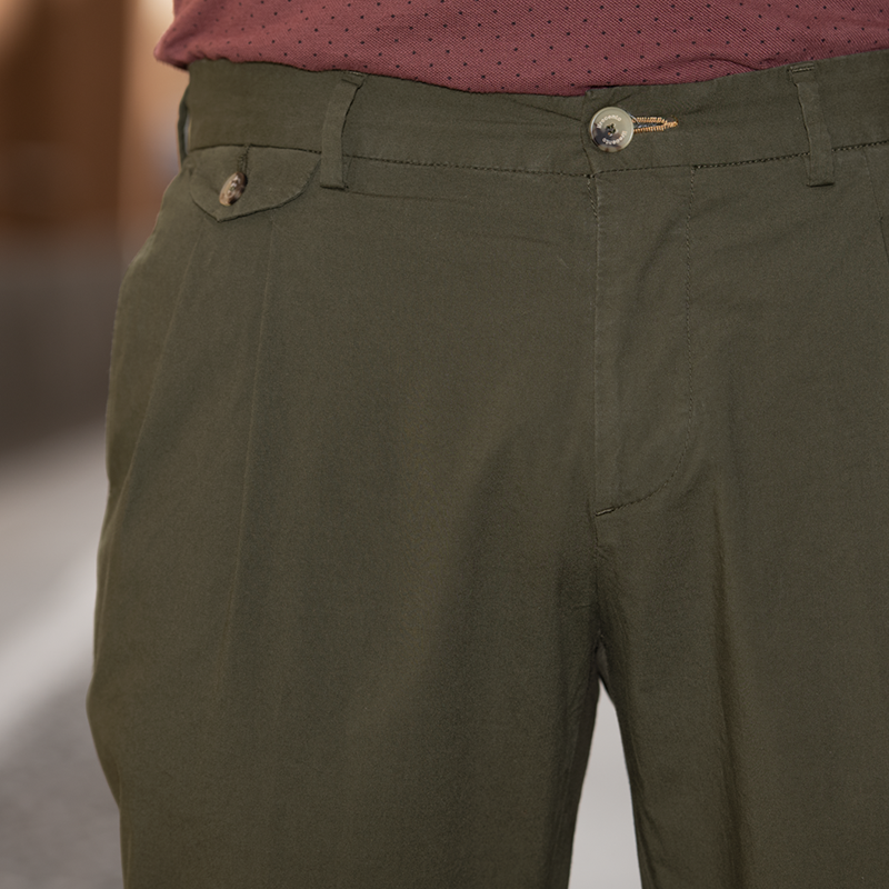 Pantalone chino con doppia pince in popeline di cotone leggero verde oliva slim fit